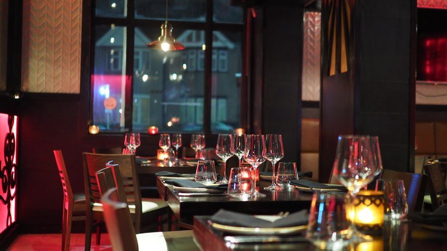 La salle au dîner, à la bougie